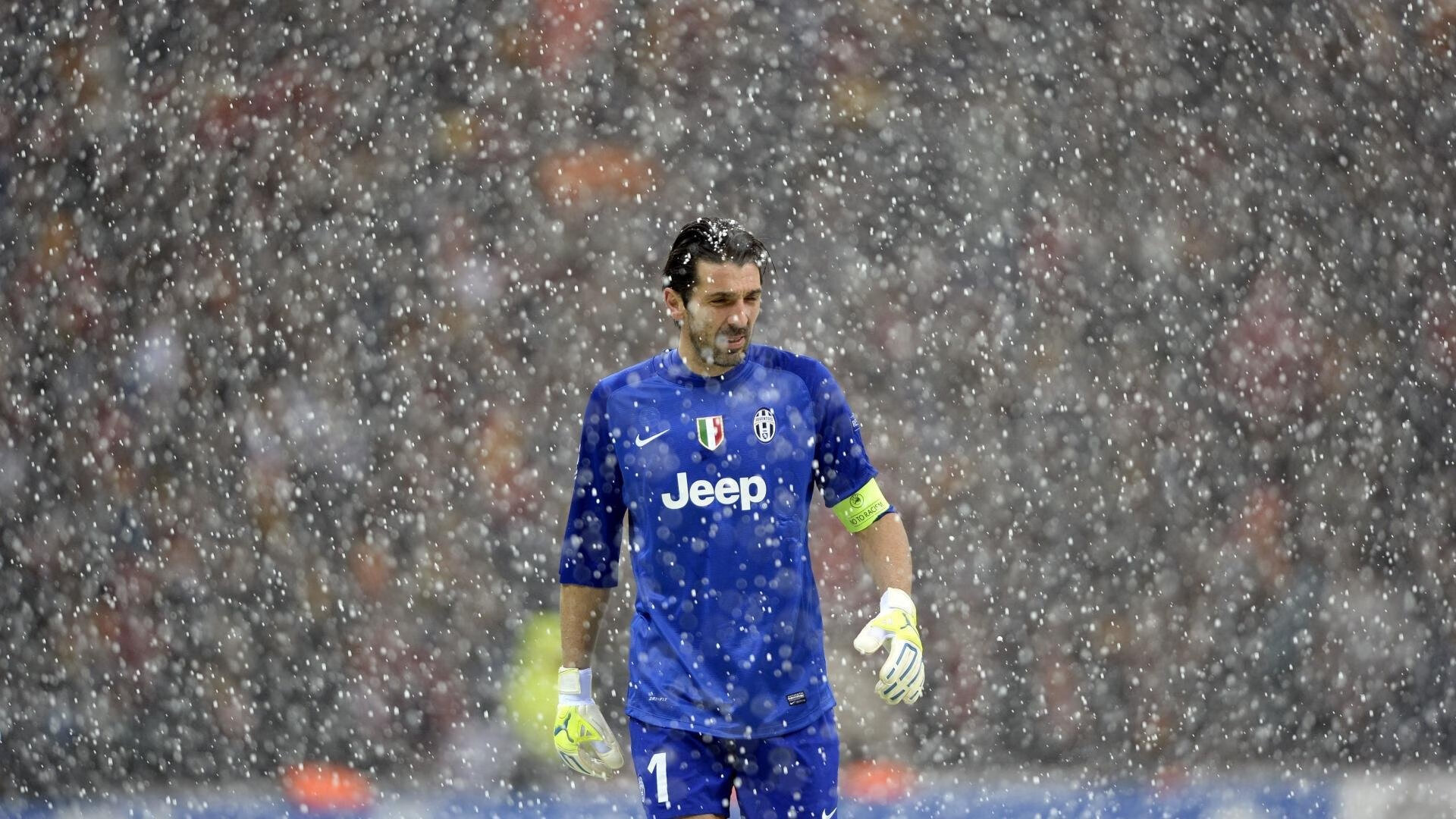 爱游戏多端接入-国际足球赛事实现无人机全景拍摄，视觉体验突破，无人机足球比赛规则